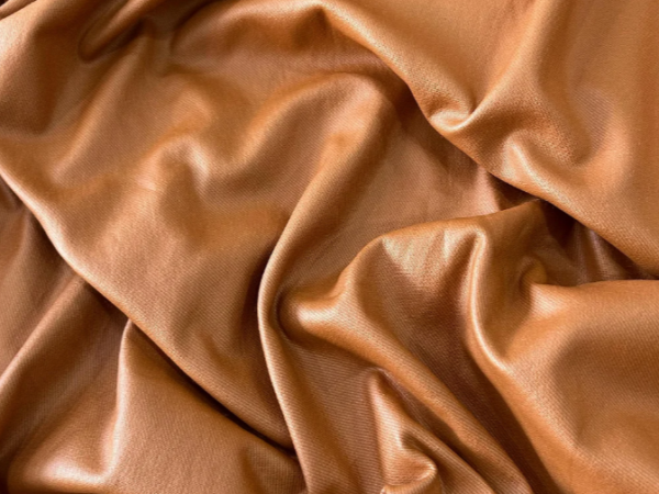 Bengaline efeito couro: como usar o tecido em peças modernas e elegantes